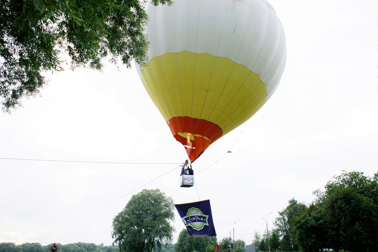 Запуск воздушного шара на фестивале